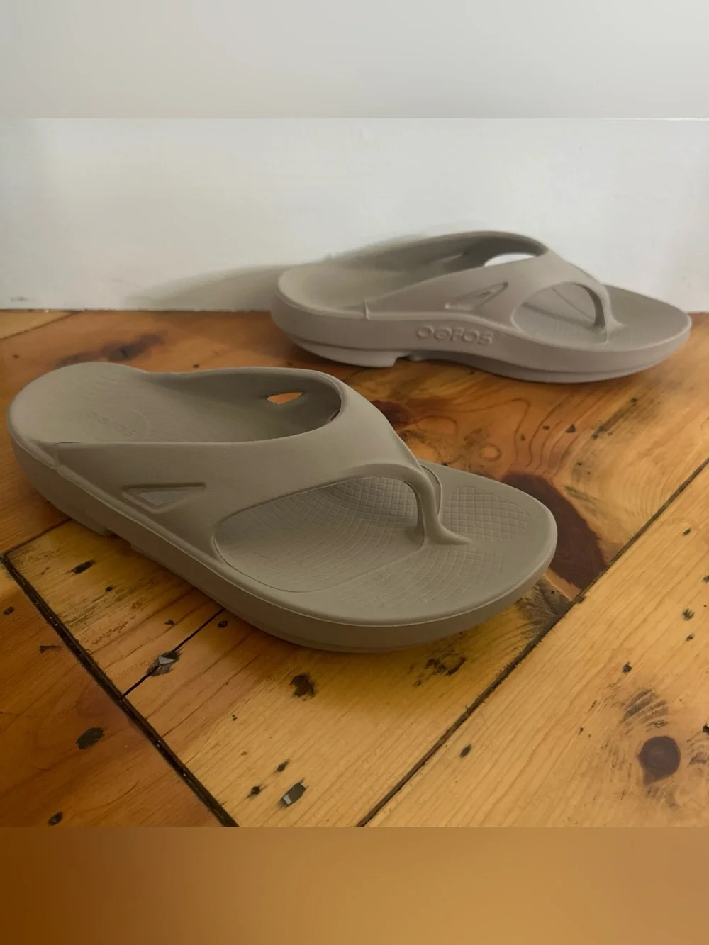 Oofos Ooriginal Flip Flop Thong Sandals Mens 12 Womens 14 Beige Recovery Comfort